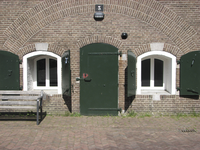 905568 Gezicht op de centrale entree van het gerestaureerde hoofdgebouw van fort Blauwkapel te Utrecht.